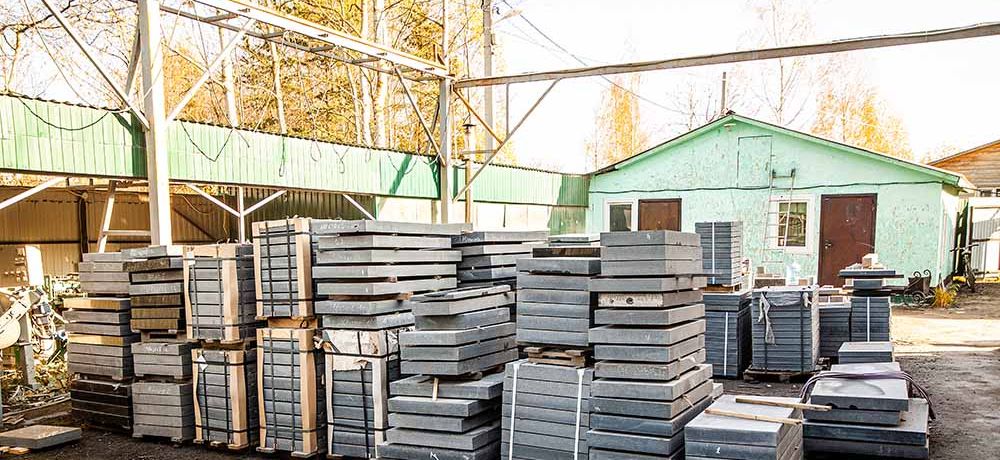 Склад гранитных заготовок на производственной площадке